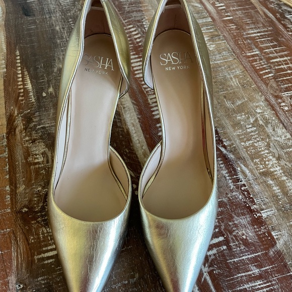 Barely worn Sasha New York heels in gold - Picture 3 of 7